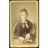 Kózmata műterem, Budapest, elegáns hölgy legyezővel, portré, 1870-es évek, Eredeti CDV, vizitkártya fotó.  