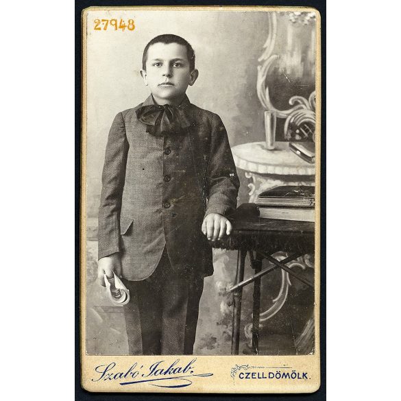 Szabó műterem, Celldömölk ('Czelldömölk'), elegáns fiú portréja, 1890-es évek, Eredeti CDV, vizitkártya fotó, különös háttér. 