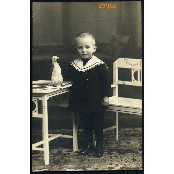 Muschalek műterem, Brassó, Erdély, kisfiú játék kacsával (?), matrózruha, 1920-as évek, Eredeti fotó, papírkép. 
