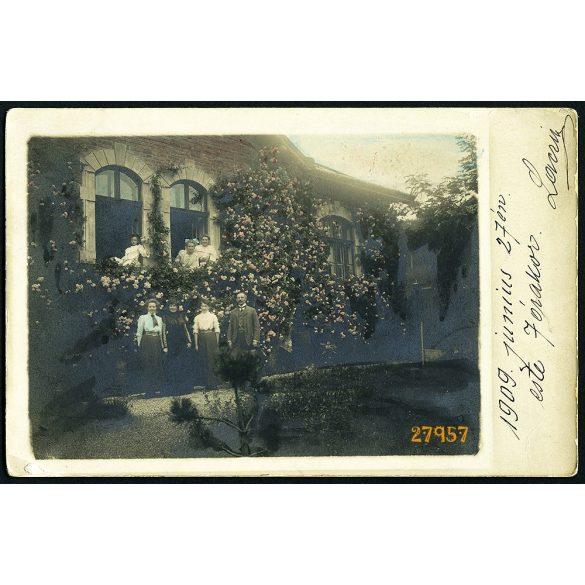 Resicabánya ('Resicza'), Erdély, úri magyar család a házuk előtt, ablakban, virág, Domány-ba címezve, 1909, 1900-as évek. Eredeti, ritka, kézzel színezett fotó, papírkép .