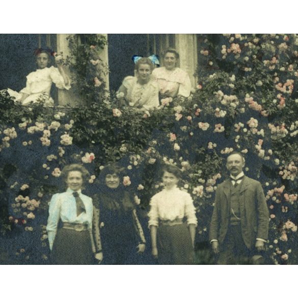 Resicabánya ('Resicza'), Erdély, úri magyar család a házuk előtt, ablakban, virág, Domány-ba címezve, 1909, 1900-as évek. Eredeti, ritka, kézzel színezett fotó, papírkép .