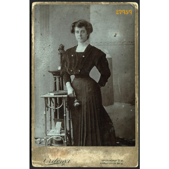 Erdényi műterem, Budapest, karcsú elegáns hölgy portréja, rózsa, könyvek,  portré, 1900-as évek, Eredeti kabinetfotó.   