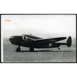   ’A Lockheed Hudson, az egyik amerikai gép az angol légierőknél. Ez a gép két 850-1000 lóerős Wright Cyclone csillagmotorral 400 km/h sebességet ér el. Távolfelderítő és partvédelmi feladatokra alkalma