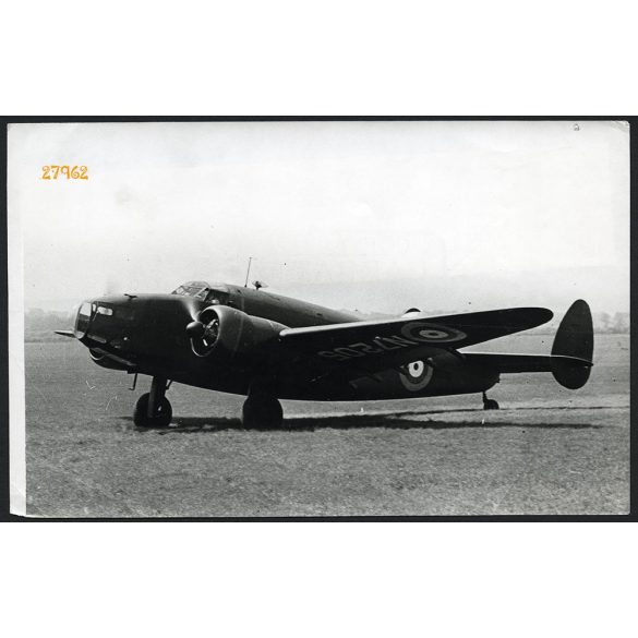 ’A Lockheed Hudson, az egyik amerikai gép az angol légierőknél. Ez a gép két 850-1000 lóerős Wright Cyclone csillagmotorral 400 km/h sebességet ér el. Távolfelderítő és partvédelmi feladatokra alkalma