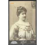 Erdélyi Mór műterme, Budapest, elegáns hölgy különösen díszes ruhában, gyöngysorral. Portré. Nagyobb méretű kabinetfotó. 