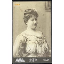   Erdélyi Mór műterme, Budapest, elegáns hölgy különösen díszes ruhában, gyöngysorral. Portré. Nagyobb méretű kabinetfotó. 