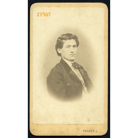 Prager műterem, Buda (Ofen), Viziváros, elegáns férfi portréja, 1860-as évek, Eredeti CDV, korai vizitkártya fotó.   