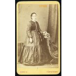 Exner műterem, Pécs (Fünfkirchen), elegáns nő egész alakos portréja, 1860-as évek, Eredeti CDV, korai vizitkártya fotó gyönyörű hátlappal.   