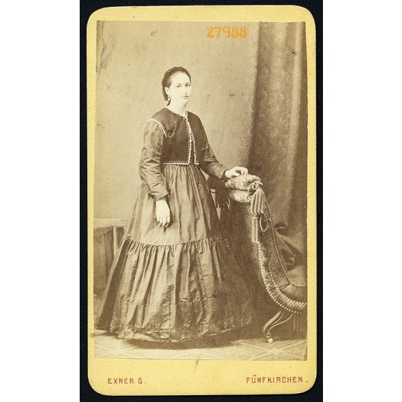 Exner műterem, Pécs (Fünfkirchen), elegáns nő egész alakos portréja, 1860-as évek, Eredeti CDV, korai vizitkártya fotó gyönyörű hátlappal.   