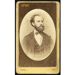 Prager műterem, Buda (Ofen), Viziváros, elegáns szakállas férfi portréja, 1860-as évek, Eredeti, dombornyomással készült CDV, vizitkártya fotó.   