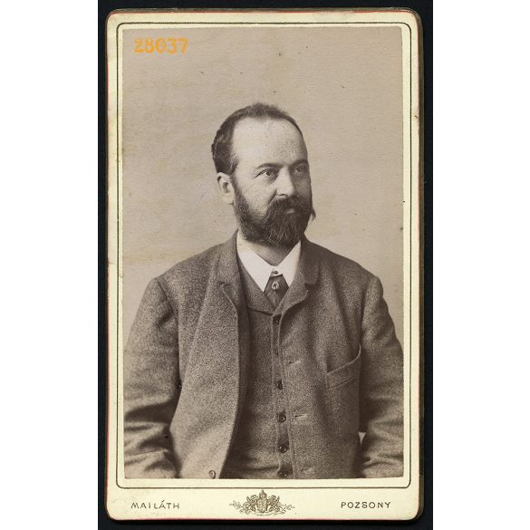 Mailáth műterem, Pozsony, Felvidék, elegáns szakállas úr portréja, 1890-es évek, Eredeti CDV, vizitkártya fotó gyönyörű piros hátlappal.   