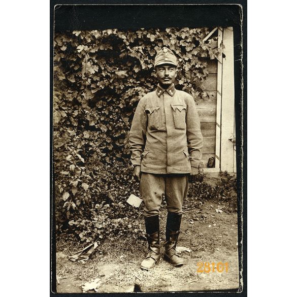 Magyar katona egyenruhában, 1. világháború, különös lábbeli, 1910-es évek, Eredeti fotó, papírkép.   