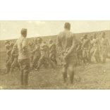 'Muszkali'. Magyar katonák orosz hadifoglyokat hajtanak, 1. világháború, egyenruha, 1916 július 5, keleti hadszíntér, 1910-es évek,  Eredeti fotó, papírkép.   