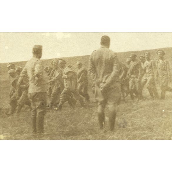 'Muszkali'. Magyar katonák orosz hadifoglyokat hajtanak, 1. világháború, egyenruha, 1916 július 5, keleti hadszíntér, 1910-es évek,  Eredeti fotó, papírkép.   