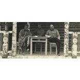 Magyar katonák a tiszti ház teraszán, különös faragott szobrok, egyenruha, 1. világháború, 1910-es évek, keleti hadszíntér, Eredeti fotó, papírkép.   