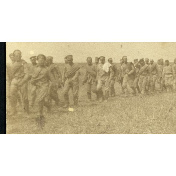 'Muszik'. Magyar katonák orosz hadifoglyokat kísérnek, egyenruha, 1. világháború, 1916. VII. 5, keleti hadszíntér, 1910-es évek, Eredeti fotó, papírkép. 
