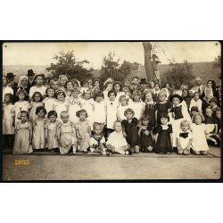   ifj. Vidovits fotó, Kunhegyes, gyerekek jelmezben, ünneplő ruhában, csoportkép, 1920-as évek, Eredeti fotó, papírkép.