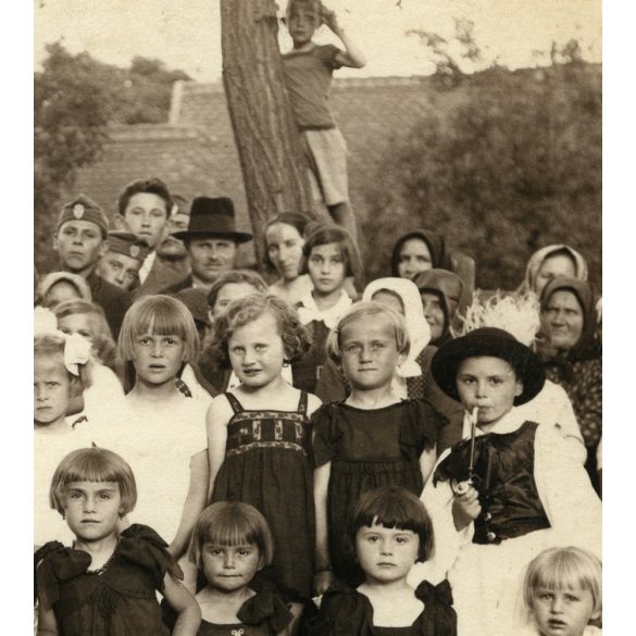 ifj. Vidovits fotó, Kunhegyes, gyerekek jelmezben, ünneplő ruhában, csoportkép, 1920-as évek, Eredeti fotó, papírkép.