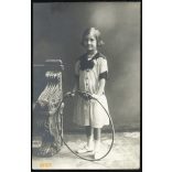 Mattisz műterem, Keszthely-Hévíz, elegáns kislány karikával, játék, 1900-as évek, Eredeti fotó, papírkép.   