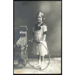   Mattisz műterem, Keszthely-Hévíz, elegáns kislány karikával, játék, 1900-as évek, Eredeti fotó, papírkép.   