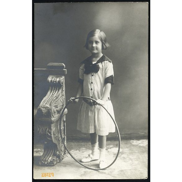 Mattisz műterem, Keszthely-Hévíz, elegáns kislány karikával, játék, 1900-as évek, Eredeti fotó, papírkép.   