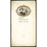 Rácz műterem, Budapest, magyar katonatiszt feleségével, egyenruha, érdemrend, portré, gyönyörű karácsonyi emlékfotó, 1904, 1900-as évek, Eredeti fotó nagyméretű díszes paszpartuban, áttetsző tasakban.