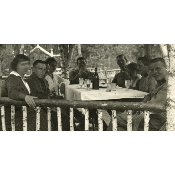 Magyar katonák hölgyekkel borozgatnak, egyenruha, 1. világháború, 1910-es évek, keleti hadszíntér, Eredeti fotó, papírkép.  