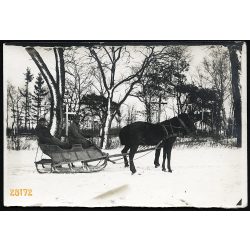   Magyar katonák lovasszánon, egyenruha, 1. világháború, temető, 1910-es évek, keleti hadszíntér, Eredeti fotó, papírkép.  