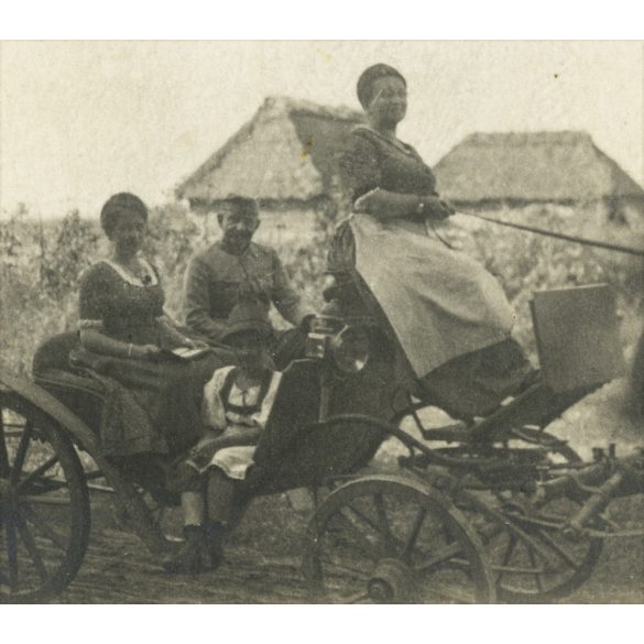 Magyar katona asszonyokkal homokfutón utazik, egyenruha, 1. világháború, 1910-es évek, lovaskocsi, keleti hadszíntér, jármű, közlekedés, Eredeti fotó, papírkép.  