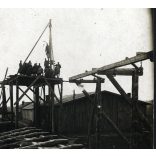 Magyar katonák barakkokat építenek, egyenruha, 1. világháború, 1910-es évek, keleti hadszíntér, Eredeti fotó, papírkép. 