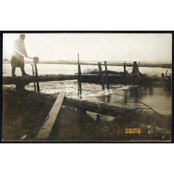   Magyar katona, utász dolgozik a folyónál, egyenruha, 1. világháború, 1910-es évek, keleti hadszíntér, Eredeti fotó, papírkép.  