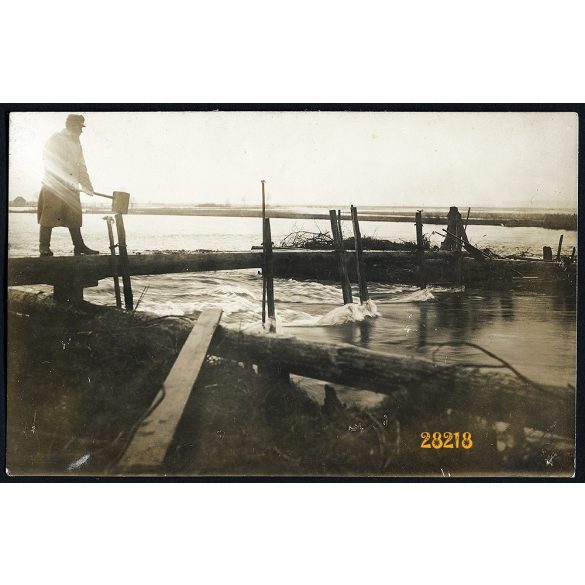 Magyar katona, utász dolgozik a folyónál, egyenruha, 1. világháború, 1910-es évek, keleti hadszíntér, Eredeti fotó, papírkép.  
