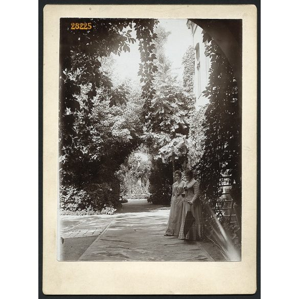 Győr, Andrássy út 19. számú ház udvara, Argay Istvánné és lánya Mayer Lajosné,  1898-1904, 1890-es évek, Eredeti nagyméretű (!) kabinetfotó.  
