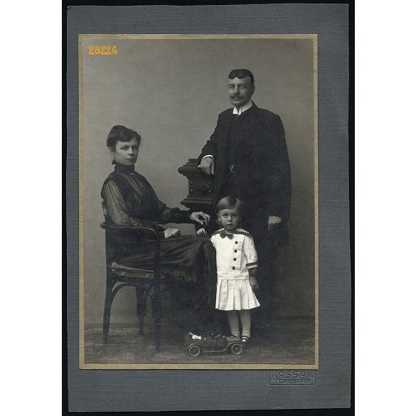 Kossak műterem, Temesvár, Erdély, családportré, kislány játékautóba ültetett babával, 1910-es évek, Eredeti kartonra kasírozott nagyobb méretű jelzett fotó. 