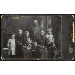   Ismeretlen magyarországi műterem, 'Boudoir portrait', 3 generáció, nagymama 6 unokával, játék, hintaló, karika, 1890-es évek, Eredeti nagyméretű (!) kabinetfotó, sarkain törésnyom, oldalt-hátul sérült