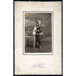   Schmidt műterem, Budapest, kislány babával, játék, festett háttér, 1914, 1910-es évek, Eredeti nagyméretű (!) kartonra kasírozott fotó. 