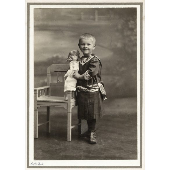 Schmidt műterem, Budapest, kislány babával, játék, festett háttér, 1914, 1910-es évek, Eredeti nagyméretű (!) kartonra kasírozott fotó. 