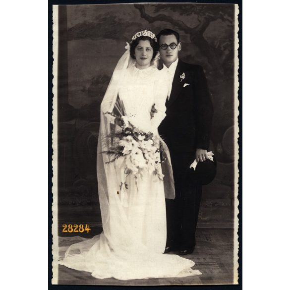 Budapest, Kelenvölgy, esküvő, vőlegény, menyasszony, szemüveg, festett háttér, 1939, 1930-as évek, Eredeti fotó, papírkép.  