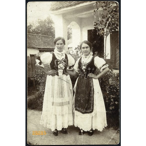 Vajdaság, Temerin (?), magyar lányok nemzeti- népi viseletben, 1920-as évek, Eredeti fotó, papírkép, alján törésnyom.  