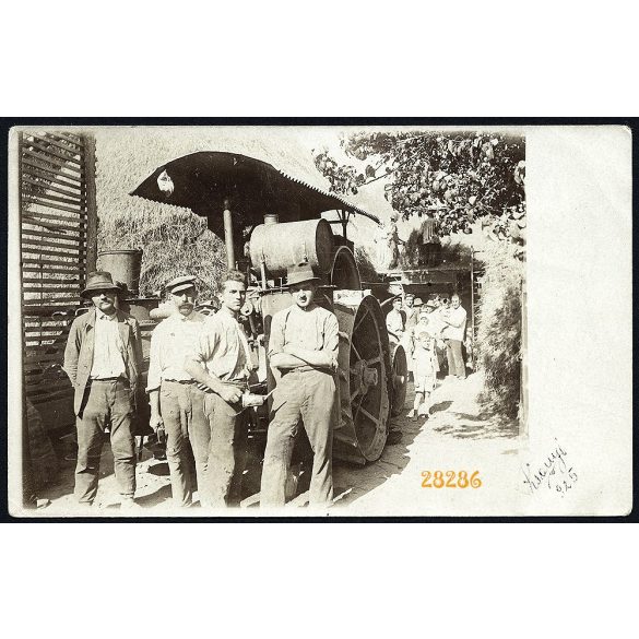 Temerin, Vajdaság, traktor cséplőgéppel, olajozó kanna,  Horváth Sándor géplakatos segéd, 1925, 1920-as évek, Eredeti fotó, papírkép. 