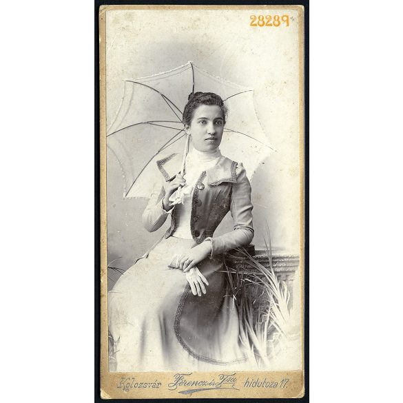Ferencz és Társa műterem, Kolozsvár, Erdély, elegáns karcsú hölgy napernyővel, kesztyűvel, portré, 1900, 1900-as évek, Eredeti kabinetfotó.  