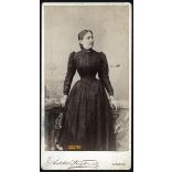 Letzter és Keglovicz műterem, Szeged, elegáns, karcsú hölgy, Korossy Fanny portréja, 1892, 1890-es évek, Eredeti nagyméretű (!) kabinetfotó.   