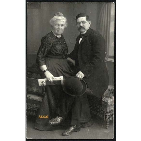 Zenker műterem, Budapest (?), házaspár portréja, "25 éves házasságunk alkalmából", Zimmer József és neje, sz. Cseh Jozefa, kalap, újság, 1913, 1910-es évek, Eredeti fotó, papírkép.  