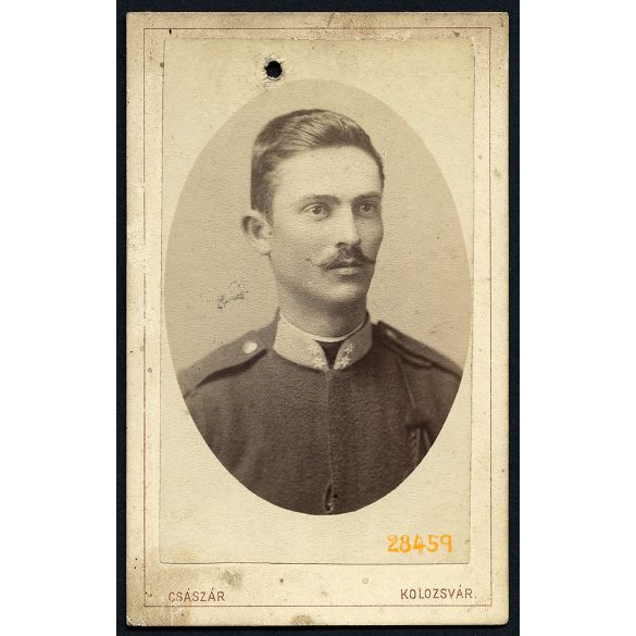 Császár műterem, Kolozsvár, Erdély, bajuszos katona portréja, egyenruha, 1880-as évek, Eredeti CDV, vizitkártya fotó, a felső negyedben pici lyuk.  