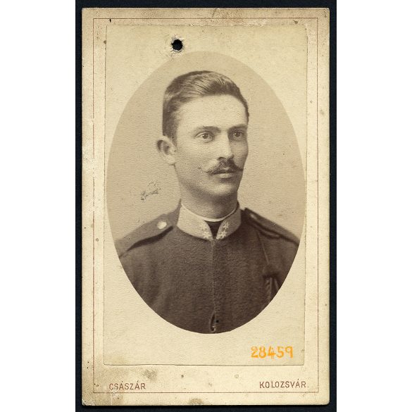 Császár műterem, Kolozsvár, Erdély, bajuszos katona portréja, egyenruha, 1880-as évek, Eredeti CDV, vizitkártya fotó, a felső negyedben pici lyuk.  