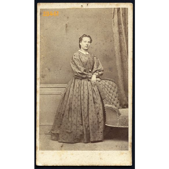 Watzek műterem, Zimony (Semlin), Vajdaság,  Lisztl Antalné szül.: Schreiber Júlia (Lisztl Irma édesanyja) egész alakos portréja, 1860-as évek, Eredeti CDV, vizitkártya fotó. 