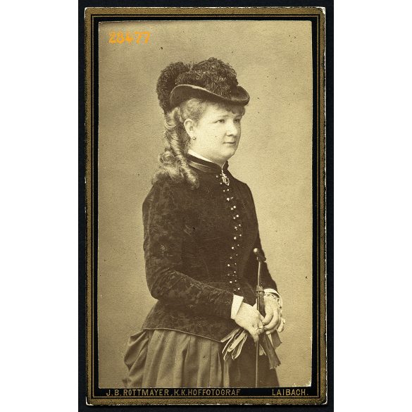 Rottmayer műterem, Laibach, Habsburg Birodalom (Szlovénia),  elegáns hölgy kalapban, portré, 1890-es évek, Eredeti CDV, vizitkártya fotó. 