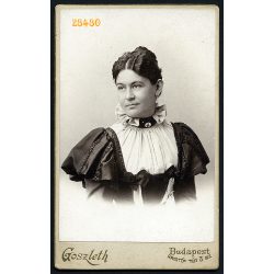   Goszleth műterem, Budapest, elegáns hölgy gyönyörű ruhában, különös milleniumi (?) kitűzővel, medállal, 1890-es évek, Eredeti CDV, vizitkártya fotó. 