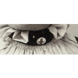 Goszleth műterem, Budapest, elegáns hölgy gyönyörű ruhában, különös milleniumi (?) kitűzővel, medállal, 1890-es évek, Eredeti CDV, vizitkártya fotó. 