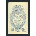 Goszleth műterem, Budapest, elegáns hölgy gyönyörű ruhában, különös milleniumi (?) kitűzővel, medállal, 1890-es évek, Eredeti CDV, vizitkártya fotó. 